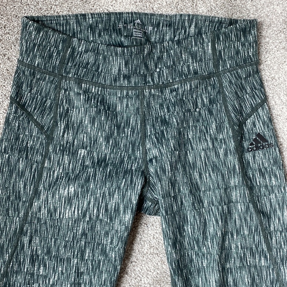 Adidas cropped workout leggings. In beautiful used condition size S